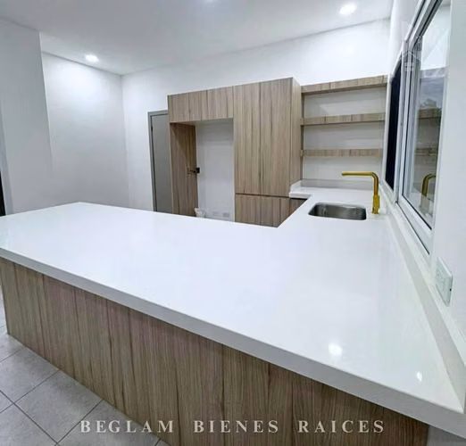 CASA AMPLIA EN VENTA
