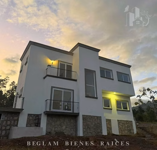 CASA AMPLIA EN VENTA