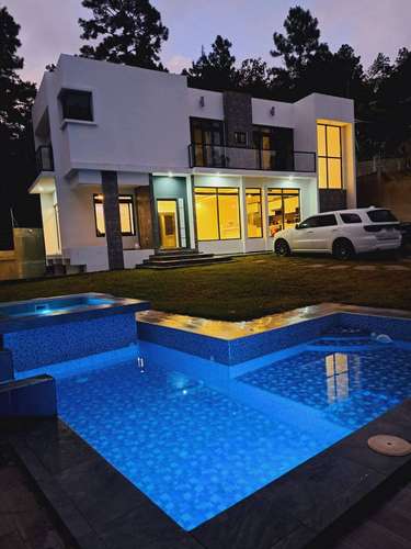 Venta de Hermosa Casa con Piscina, en Valle de Ángeles, Francisco Morazán.