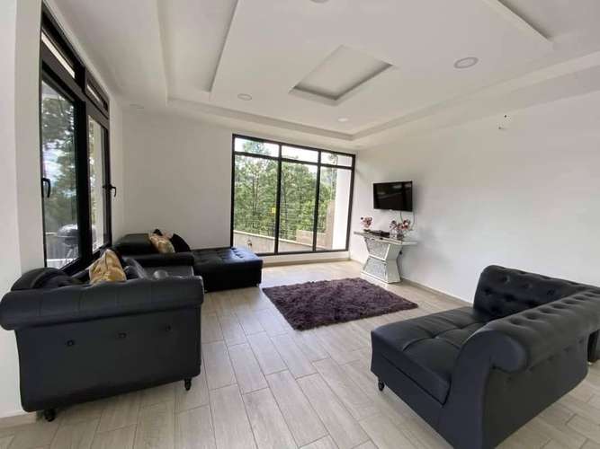 Venta de Hermosa Casa con Piscina, en Valle de Ángeles, Francisco Morazán.