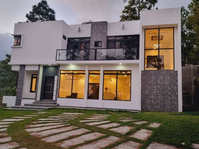 Venta de Hermosa Casa con Piscina, en Valle de Ángeles, Francisco Morazán.