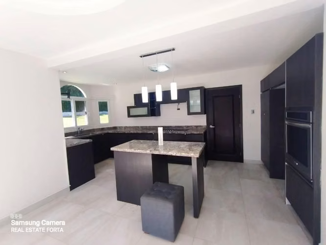 Venta de Hermosa Casa, en la Residencial Miralago, en el Hatillo, en Tegucigalpa.