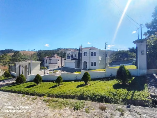 Venta de Hermosa Casa, en la Residencial Miralago, en el Hatillo, en Tegucigalpa.