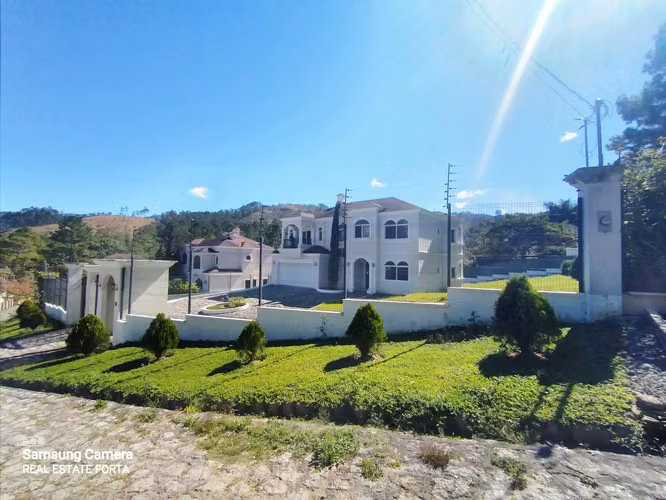 Venta de Hermosa Casa, en la Residencial Miralago, en el Hatillo, en Tegucigalpa.