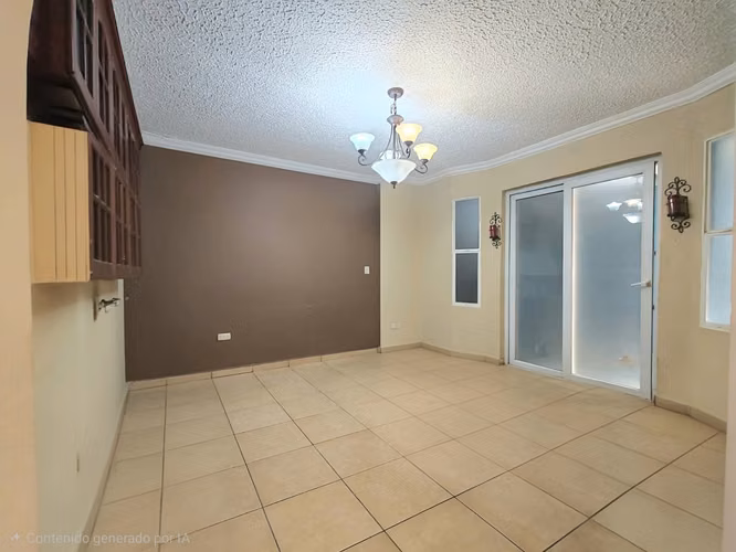 Se Vende Amplia Casa Res. El Sauce
