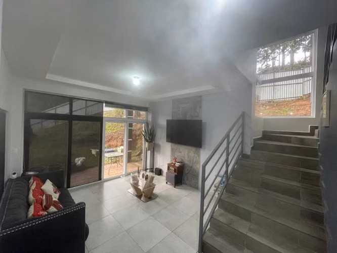 Venta de casa en Pinares de Oriente