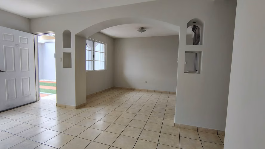 CASA EN VENTA. Amplia, Moderna de 3 hab. en Residencial Sta Cruz TGU - Imagen 5