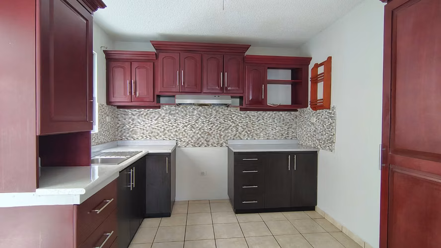 CASA EN VENTA. Amplia, Moderna de 3 hab. en Residencial Sta Cruz TGU - Imagen 2