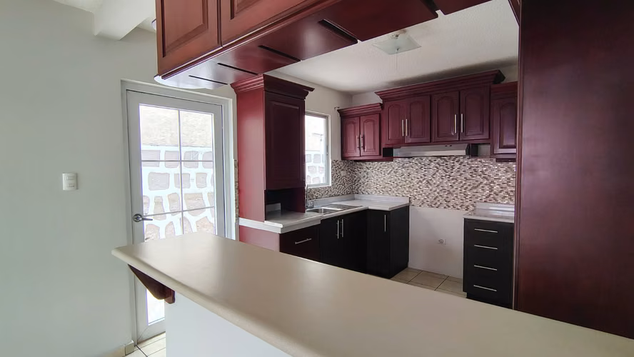 CASA EN VENTA. Amplia, Moderna de 3 hab. en Residencial Sta Cruz TGU - Imagen 3