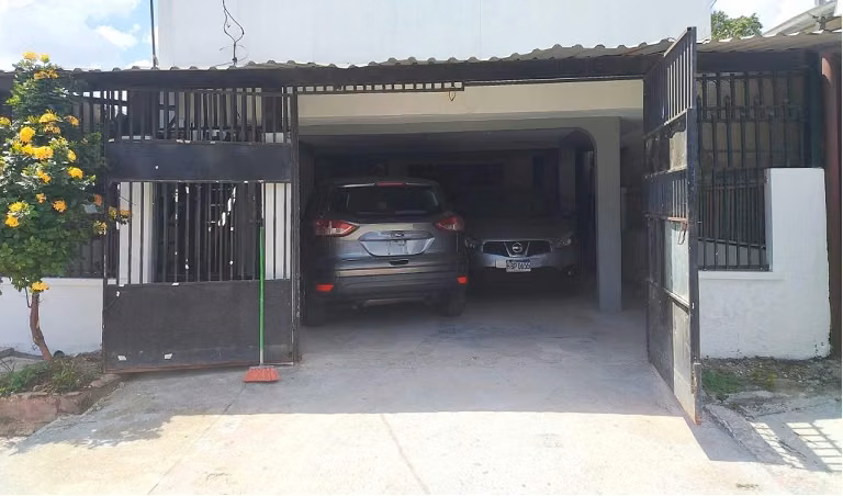 SE VENDE AMPLIA CASA EN COLONIA LOS CASTANO SPS
