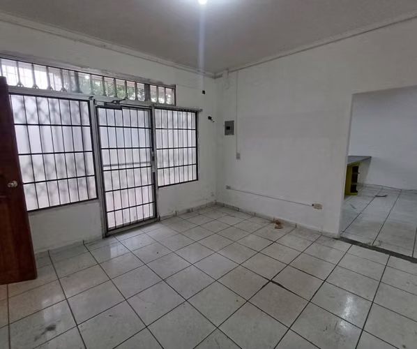Se Alquila Local estilo casa en Barrio Santa Ana - Imagen 3