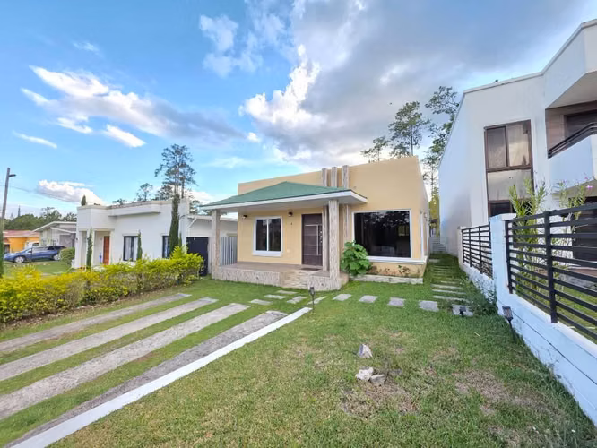 Venta de casa en Residencial Altamira Valle de Angeles