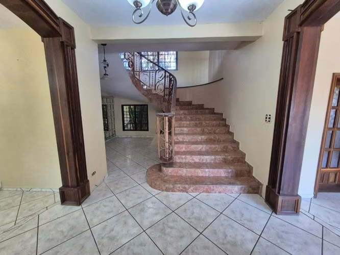 Alquiler de amplia casa en Residencial Montecarlo, SPS