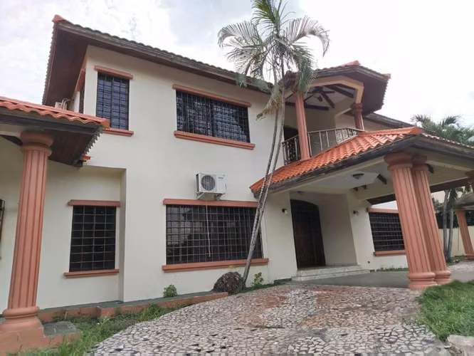 Alquiler de amplia casa en Residencial Montecarlo, SPS