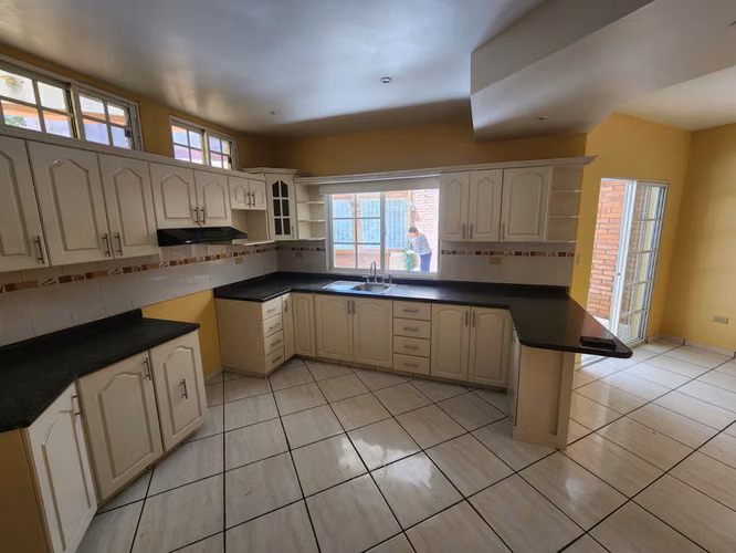 Se Vende Hermosa Casa Res. Altos Trapiche - Imagen 4