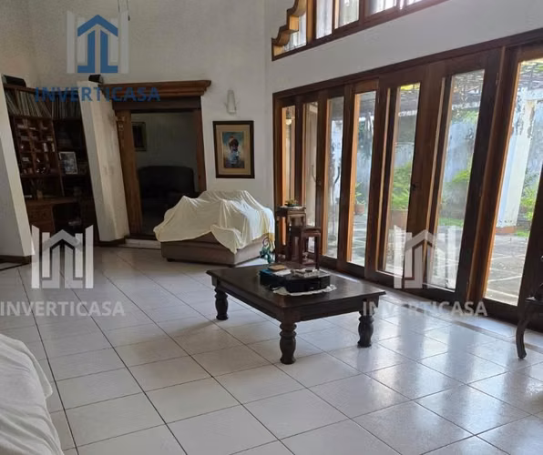 Se Vende amplia casa en Colonia Tara