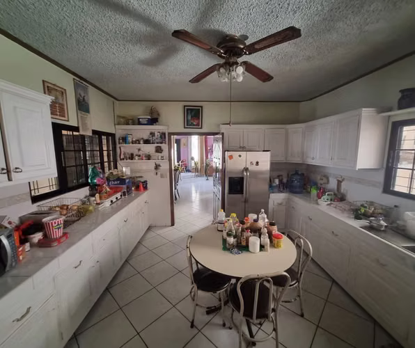 Se Vende Amplia Casa en Los Alamos - San Pedro Sula.