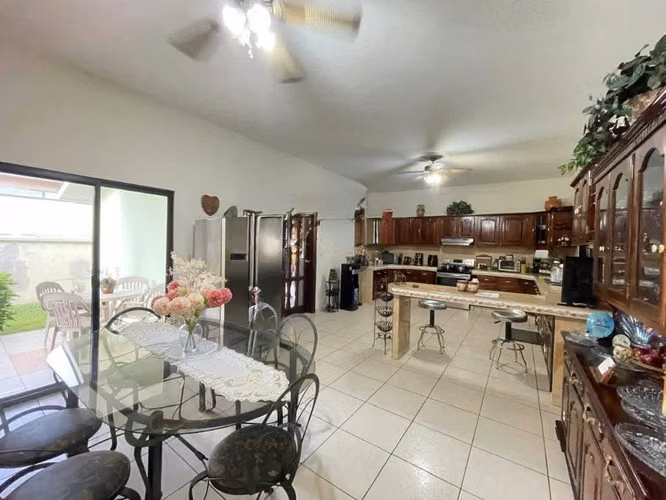 Se vende casa en Res. El Pedregal - San Pedro Sula - Imagen 4