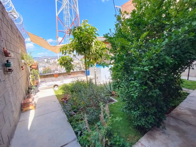 HOUSE FOR SALE IN COLONY MIRAFLORES