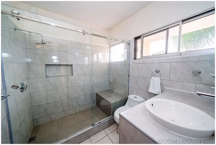 CASA REMODELADA con Vista en Tepeyac Acceso a 2 CALLES en Venta - Zona Medica