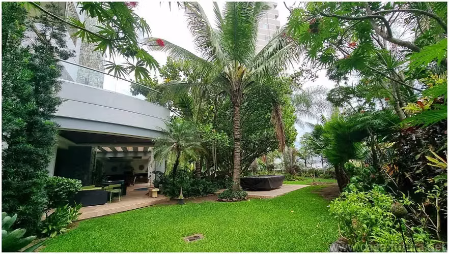 Mansion Estilo Beverly Hills en Venta!! en Lomas del Guijarro con Piscina y Jardin