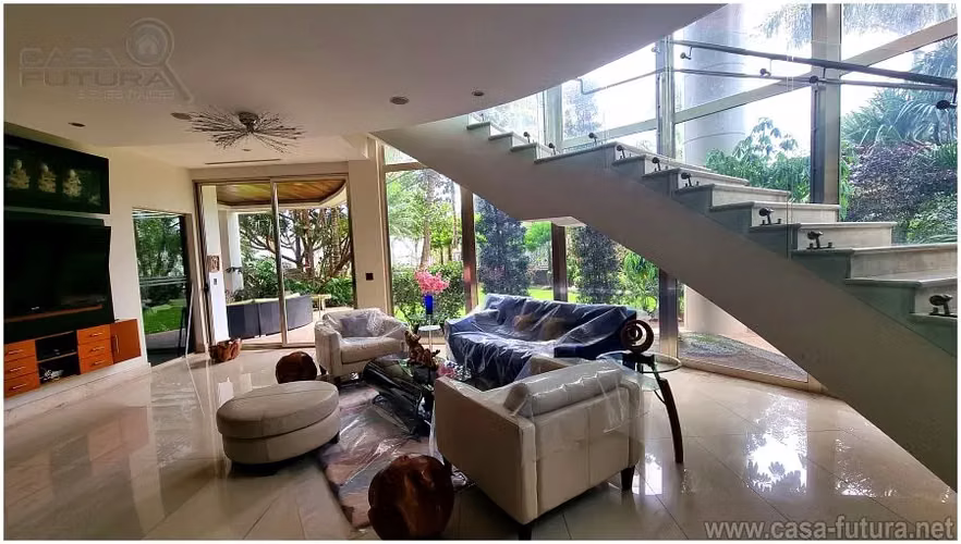 Mansion Estilo Beverly Hills en Venta!! en Lomas del Guijarro con Piscina y Jardin