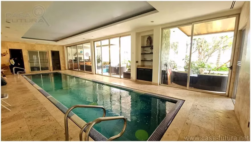 Mansion Estilo Beverly Hills en Venta!! en Lomas del Guijarro con Piscina y Jardin