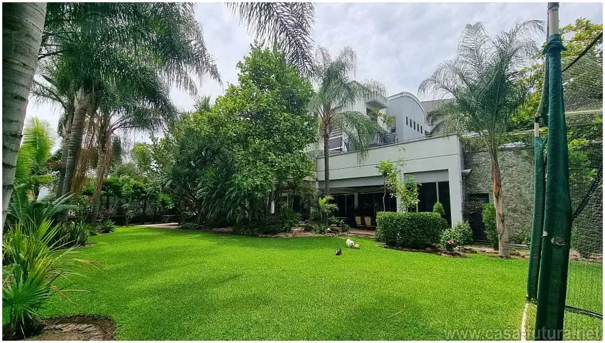 Mansion Estilo Beverly Hills en Venta!! en Lomas del Guijarro con Piscina y Jardin