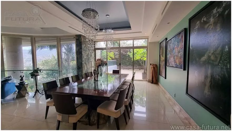 Mansion Estilo Beverly Hills en Venta!! en Lomas del Guijarro con Piscina y Jardin