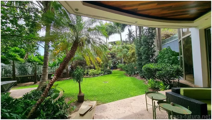 Mansion Estilo Beverly Hills en Venta!! en Lomas del Guijarro con Piscina y Jardin