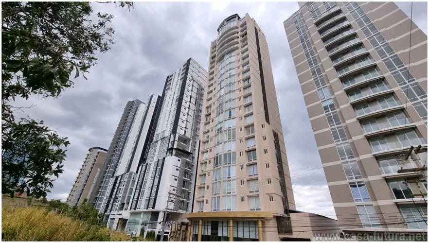 Exclusivo Apartamento en Renta en Torre Kuarzo de 3 Habitaciones con Muebles