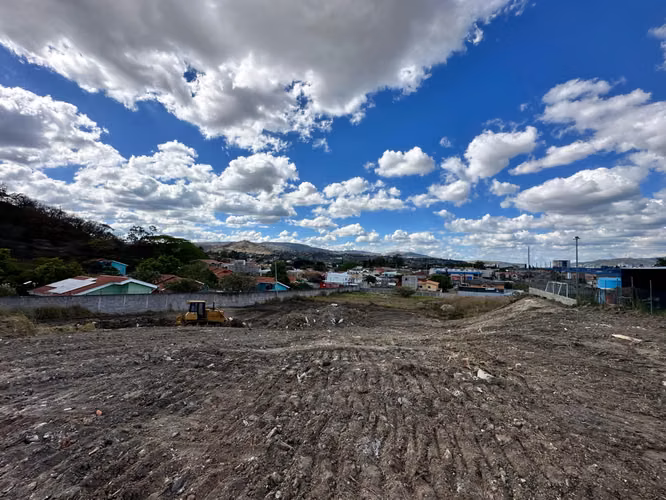 Se Renta Amplio Terreno Comercial Res. Las Hadas
