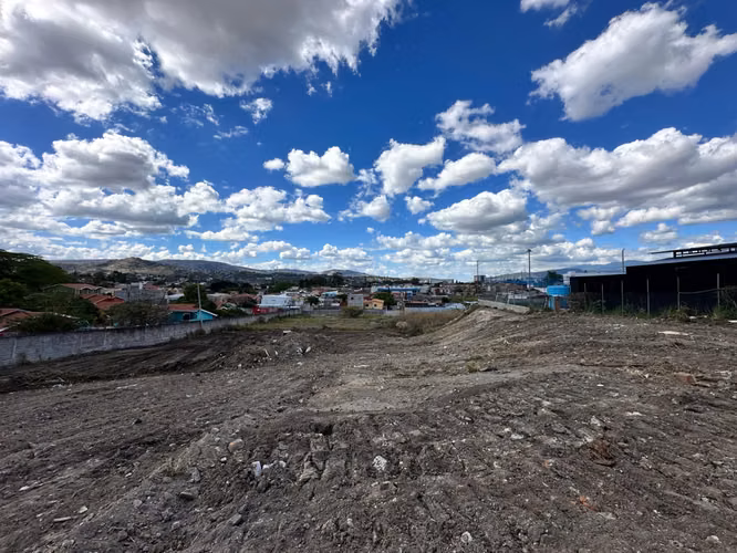 Se Renta Amplio Terreno Comercial Res. Las Hadas