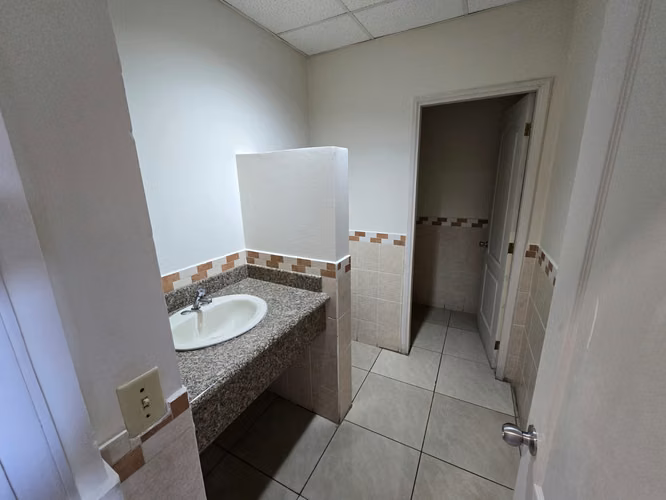Torre Alianza,Tamaño 24 M2, Centrico y Accesible(Incluye 15% del ISV,agua,vigilancia,mant/edificio) - Imagen 3
