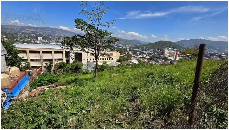 Centrico Terreno de 542 v2 con Vista en Circuito Cerrado @ Altos de Miramontes en Venta - Imagen 3