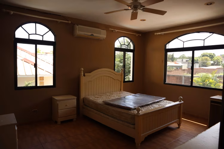  Casa de 2 Plantas en Venta | Aldea Armenta (Col. Villalta) – San Pedro Sula
