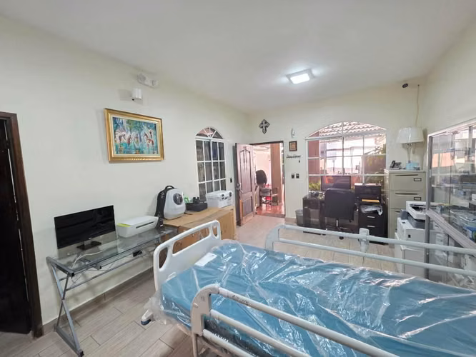 Venta de amplia casa en Colonia Modelo