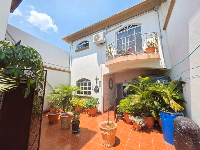 Venta de amplia casa en Colonia Modelo