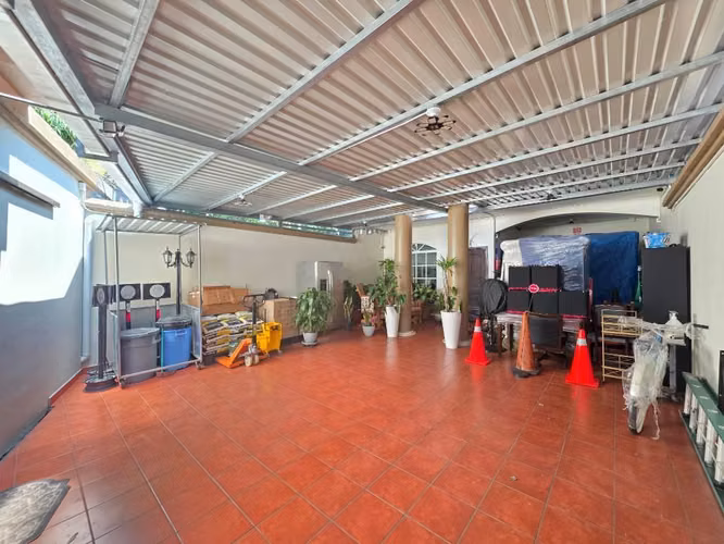 Venta de amplia casa en Colonia Modelo