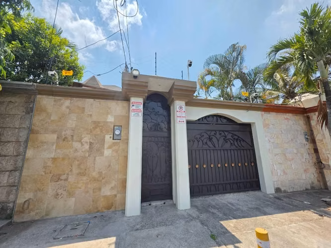 Venta de amplia casa en Colonia Modelo