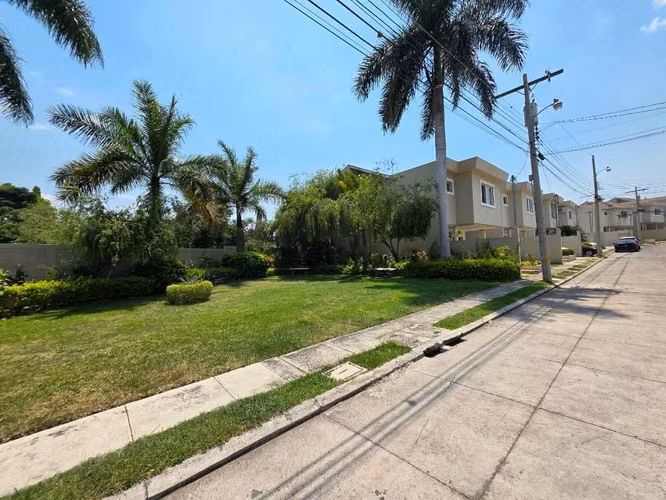 Alquiler amplio apartamento en Colonia Miraflores