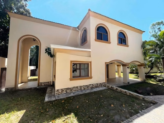 Se Vende Casa en Lomas del Pedregal - San Pedro Sula
