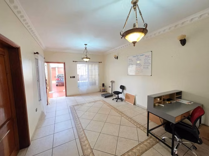 Venta de amplia casa en Colonia América