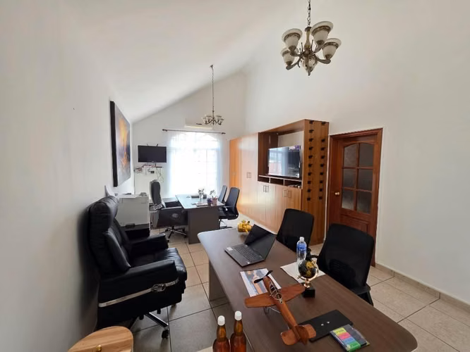 Venta de amplia casa en Colonia América