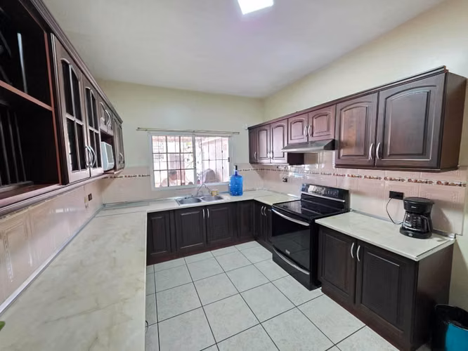 Venta de amplia casa en Colonia América
