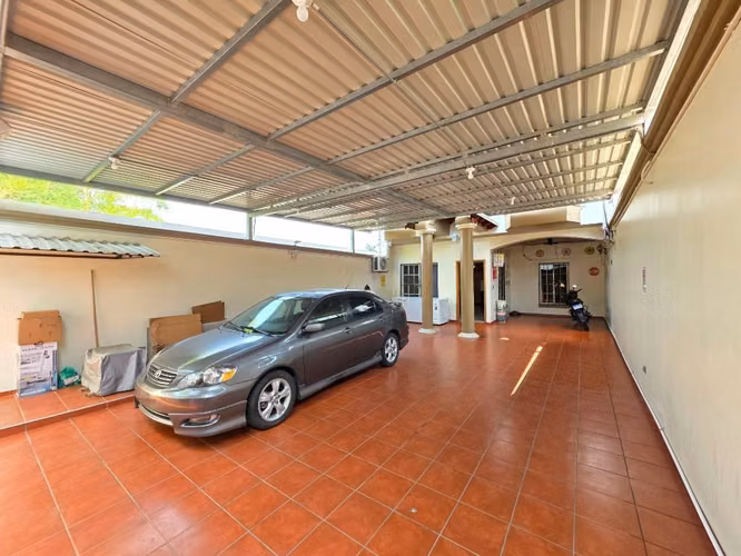Venta de amplia casa en Colonia América