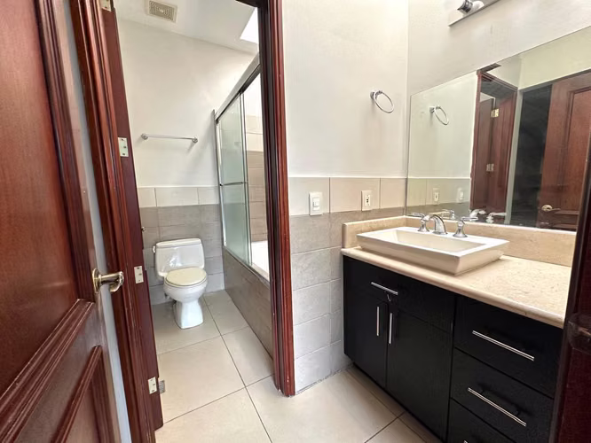 SE VENDE EXCLUSIVO TOWNHOUSE EN BOSQUES DEL MERENDON - Imagen 3