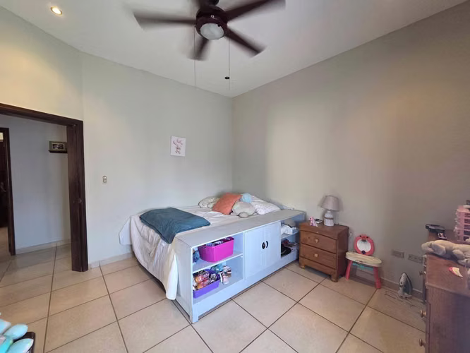 SE VENDE CASA EN RESIDENCIAL EN LOS ALAMOS SAN PEDRO SULA - Imagen 4