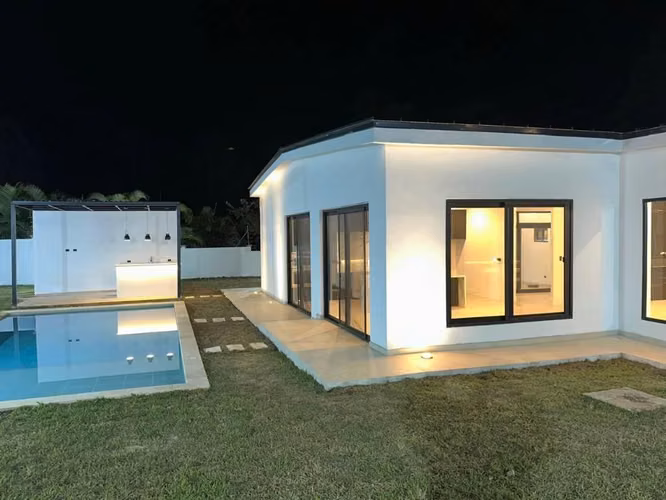 Venta de Hermosa Casa con Piscina, Totalmente Nueva, en Valle de Ángeles.