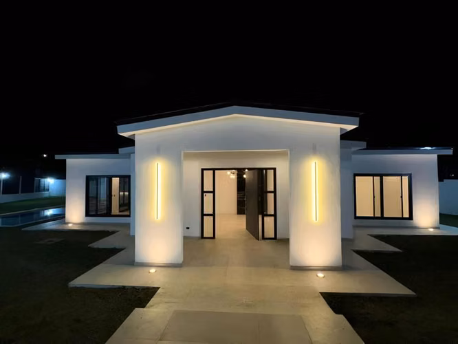 Venta de Hermosa Casa con Piscina, Totalmente Nueva, en Valle de Ángeles.